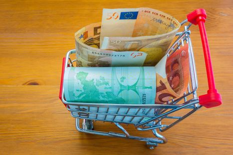 Foto: Geldscheine in Mini-Einkaufswagen